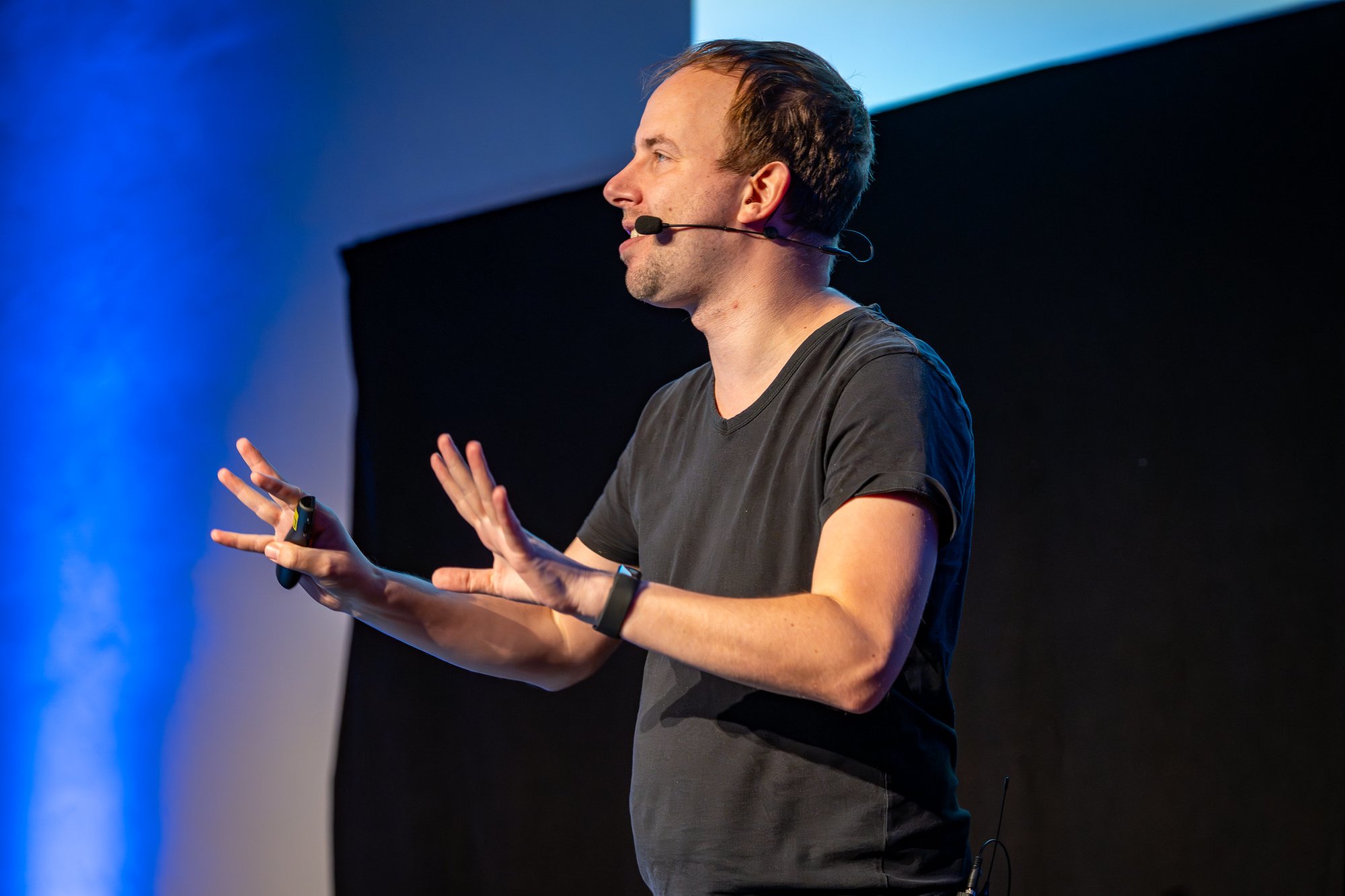 spreker Jeroen Baert op podium