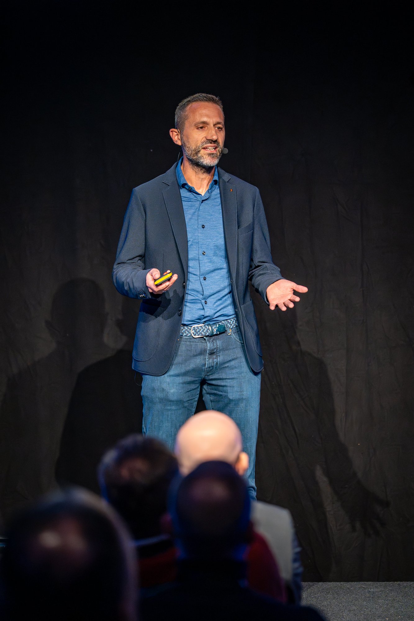 Spreker Kim Smets op podium